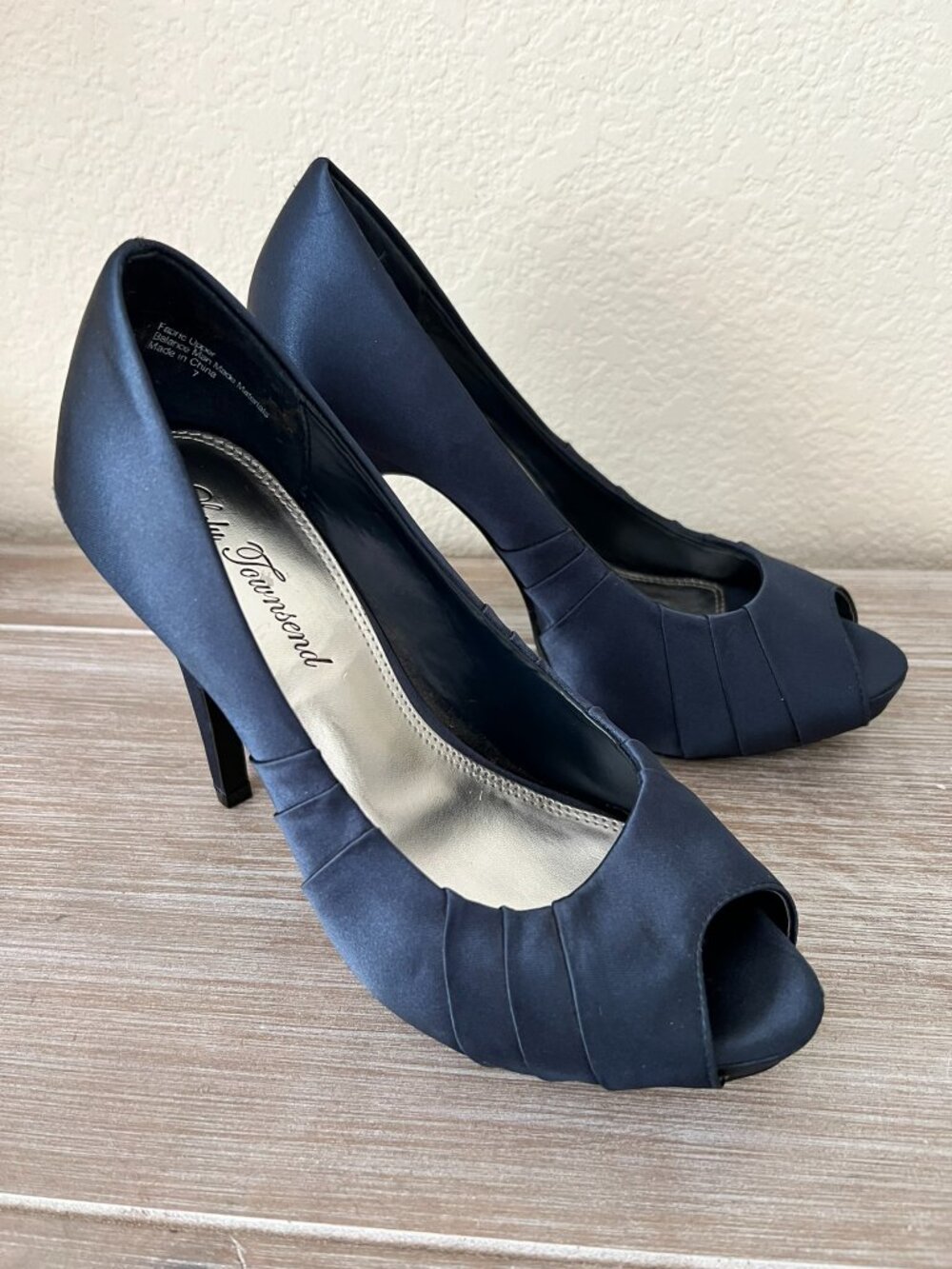 Lulu Townsend Navy Satin Peep Toe Pumps Heels Women's Size 7 Evening Wedding